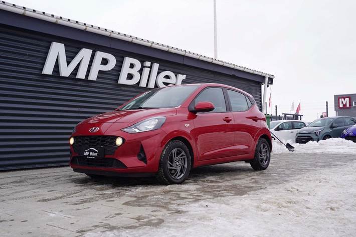 Rød Hyundai i10 fra 2023 set udefra