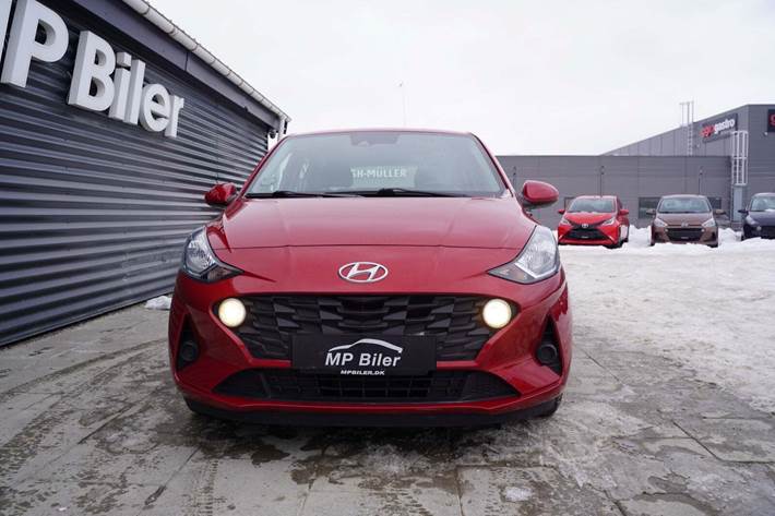 Rød Hyundai i10 fra 2023
