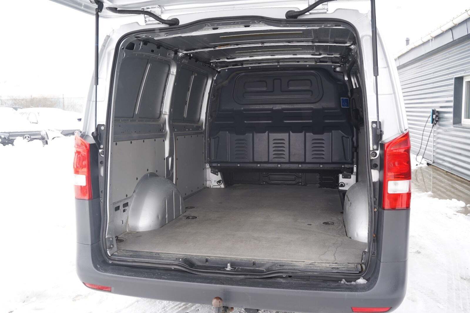 Sølv Mercedes Vito 114 fra 2021