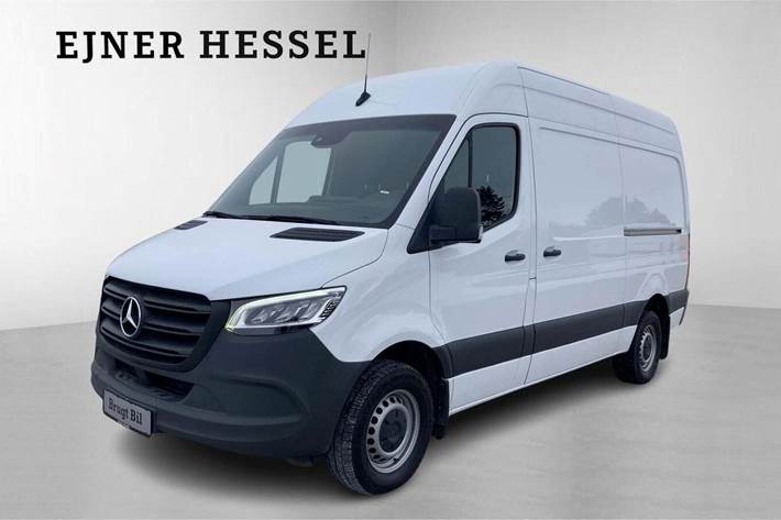 Hvid Mercedes Sprinter 317 fra 2023 set udefra
