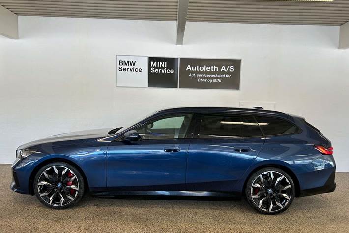 Blå BMW i5 fra 2025