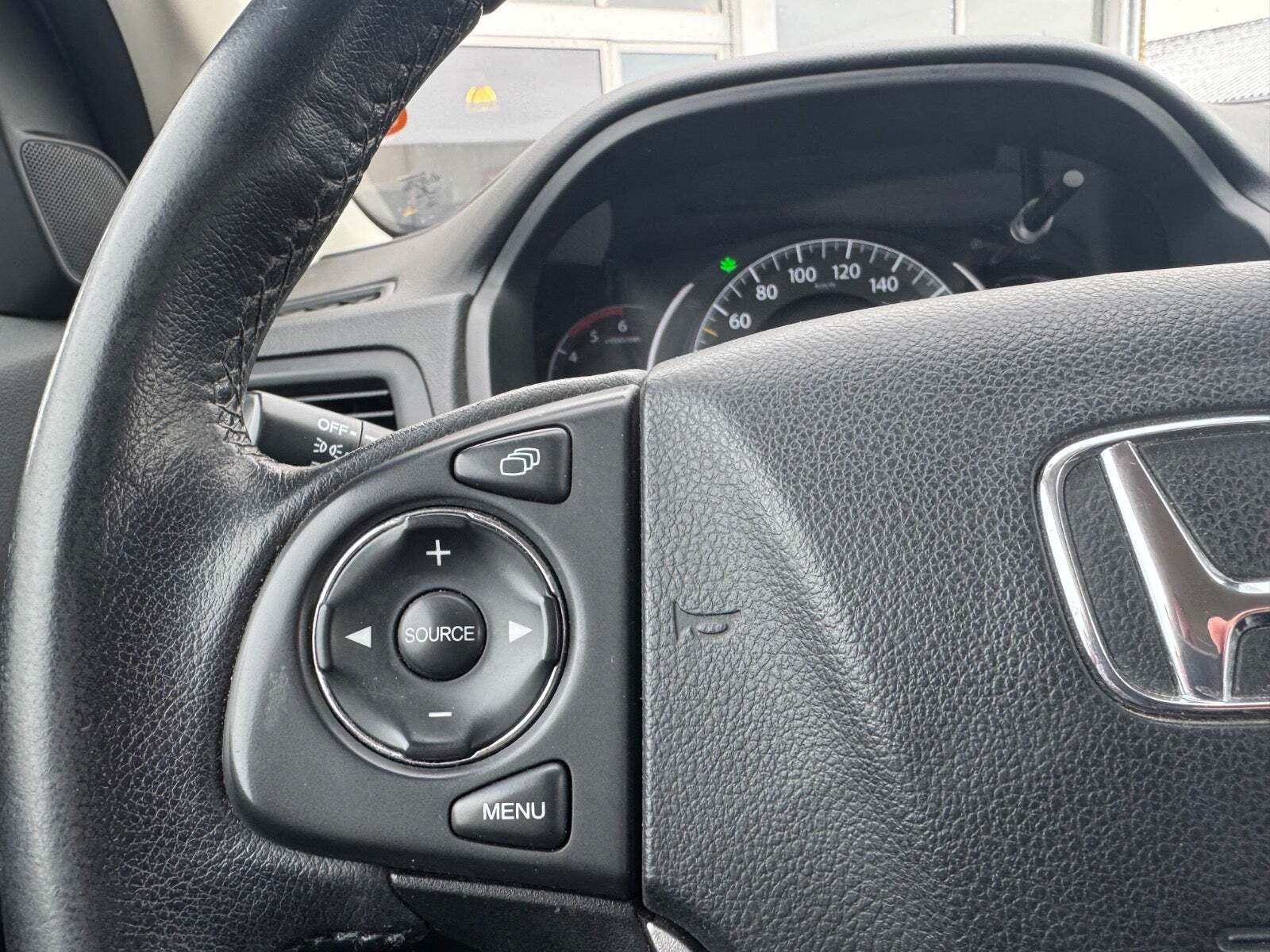 Hvid Honda CR-V fra 2016 set indefra