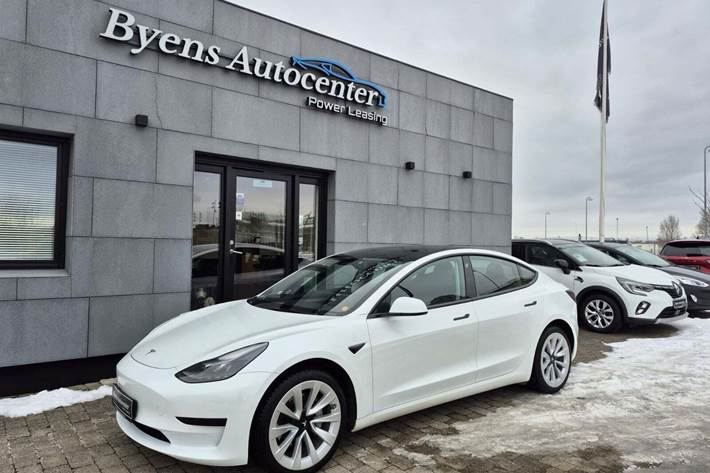 Hvid Tesla Model 3 fra 2022