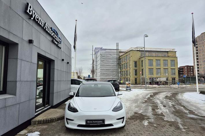 Hvid Tesla Model 3 fra 2022