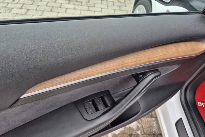 Hvid Tesla Model 3 fra 2022