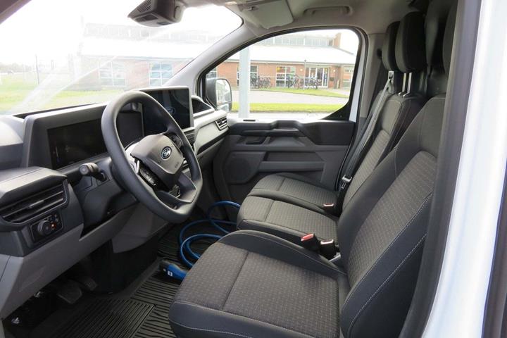 Hvid Ford E-Transit Custom 320 L2 fra 2024 set indefra