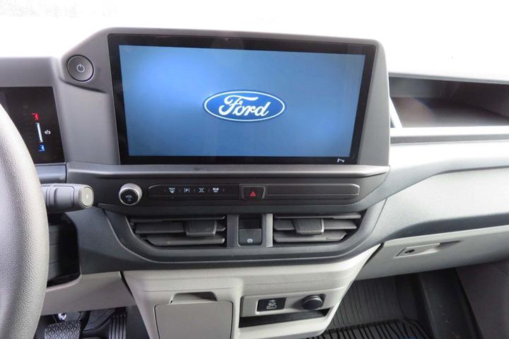 Hvid Ford E-Transit Custom 320 L2 fra 2024 set indefra