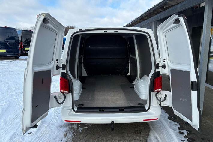 Hvid VW Transporter fra 2021