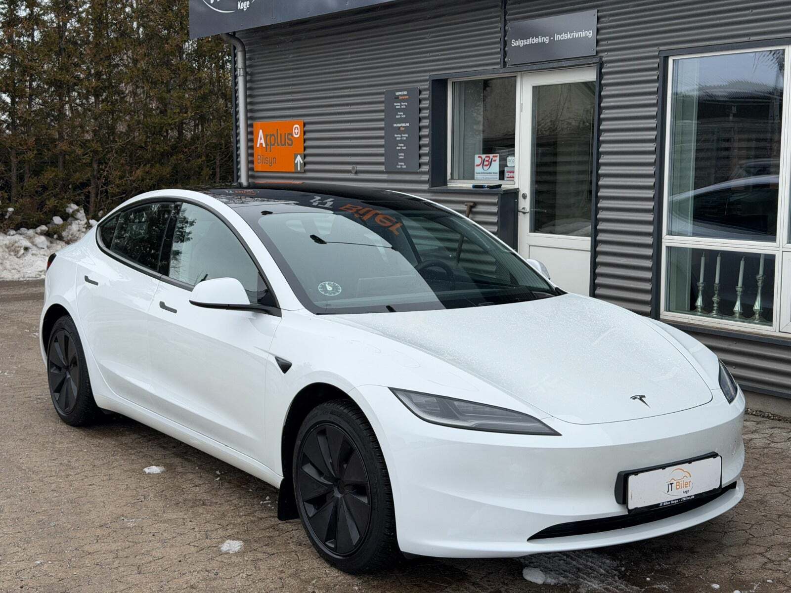 Hvid Tesla Model 3 fra 2024