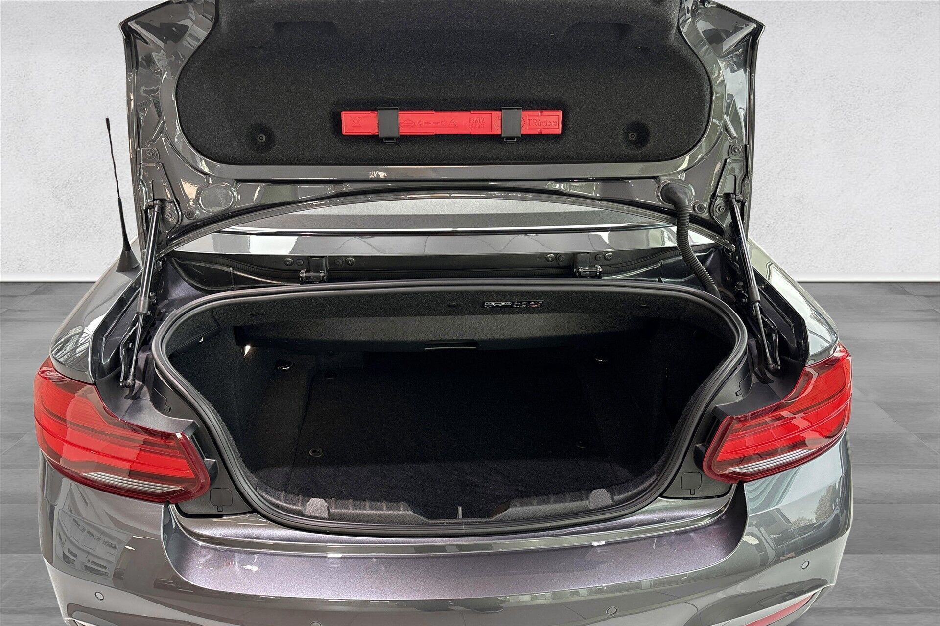 Grå BMW 218i fra 2021