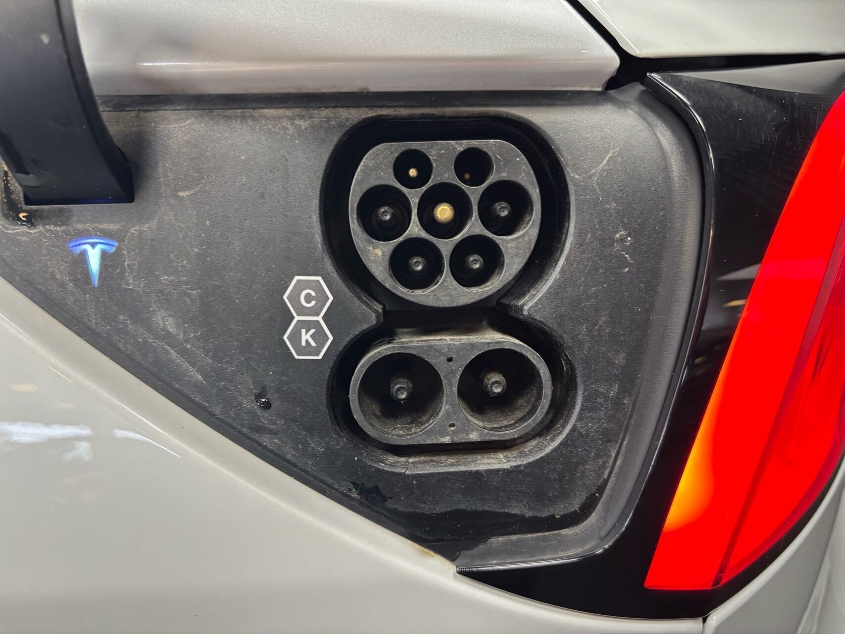 Hvid Tesla Model Y fra 2022