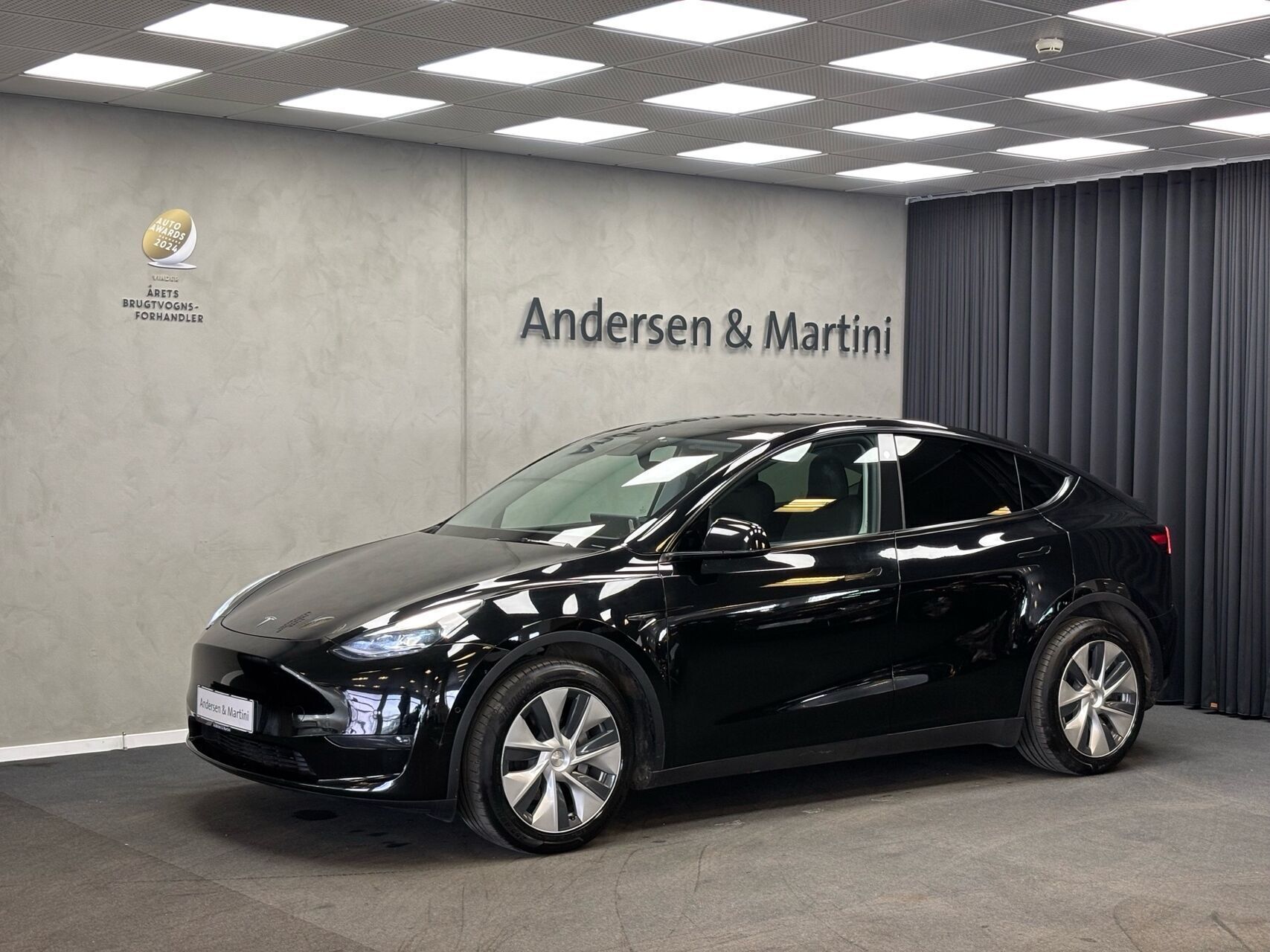 Sort Tesla Model Y fra 2021