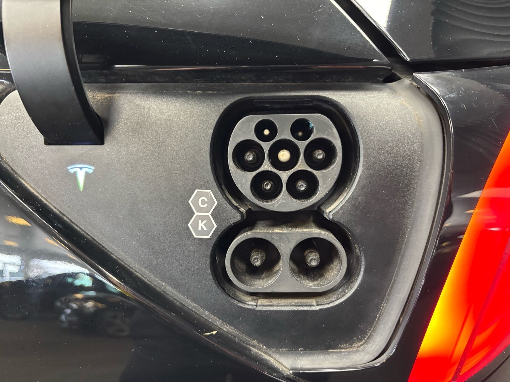 Sort Tesla Model Y fra 2021