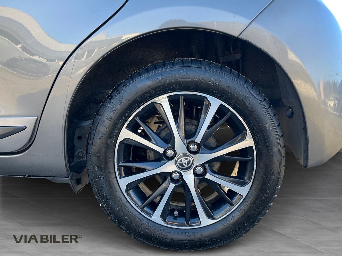 Bronze Toyota Yaris fra 2020