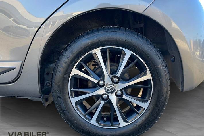 Bronze Toyota Yaris fra 2020