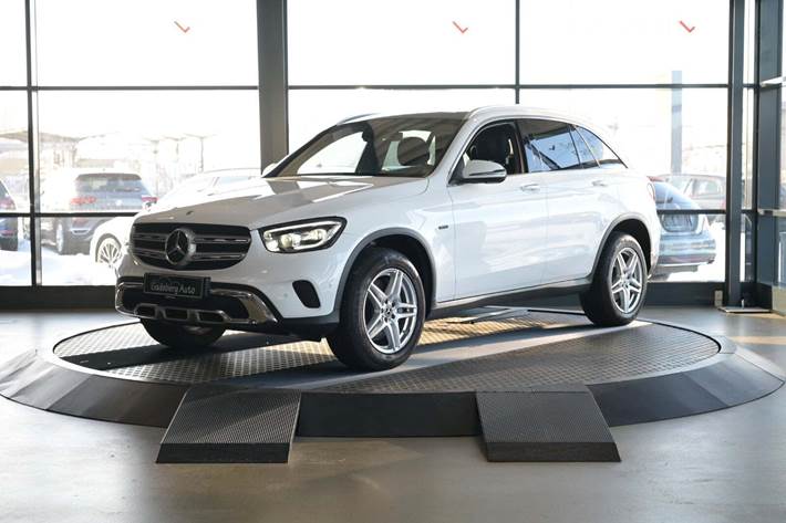 Hvid Mercedes GLC300 de fra 2022 set udefra