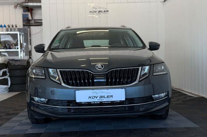 Grå Skoda Octavia fra 2019