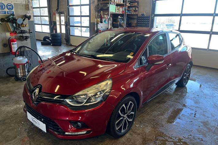 Rød Renault Clio IV fra 2017 set udefra