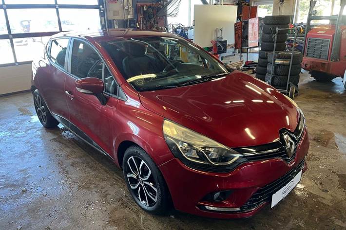 Rød Renault Clio IV fra 2017
