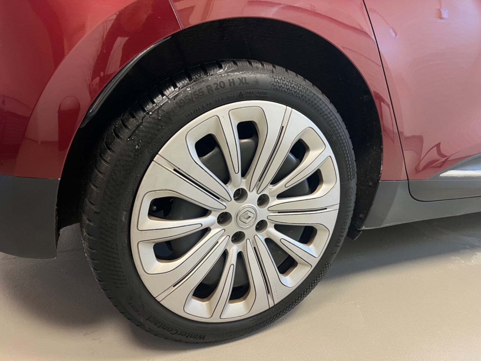 Rød Renault Scenic IV fra 2017