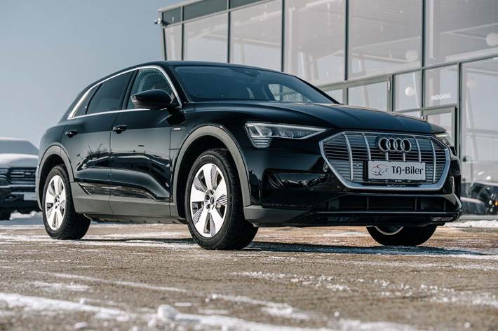 Sort Audi e-tron fra 2021 set udefra