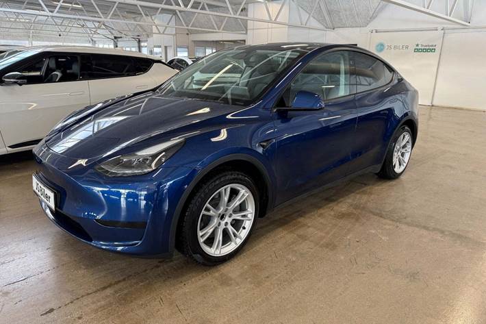 Blå Tesla Model Y fra 2024 set udefra