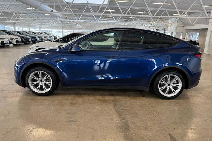 Blå Tesla Model Y fra 2024