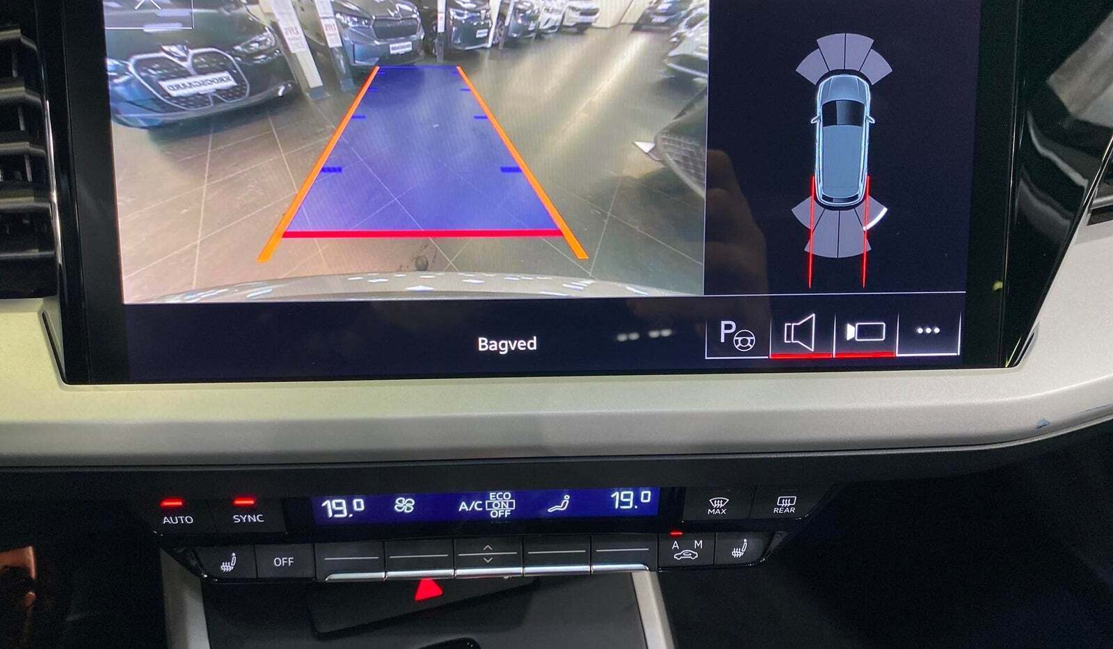 Grå Audi Q4 e-tron fra 2023