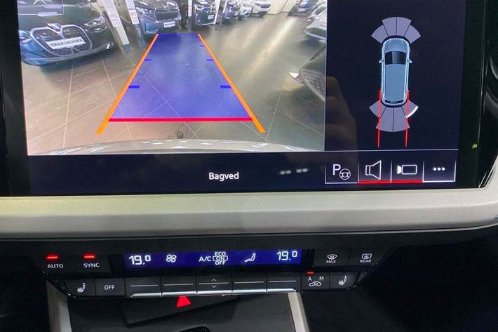 Grå Audi Q4 e-tron fra 2023