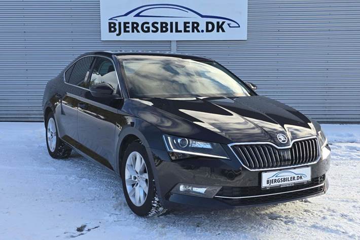 Sort Skoda Superb fra 2018 set udefra
