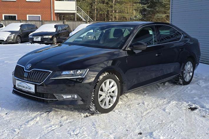 Sort Skoda Superb fra 2018