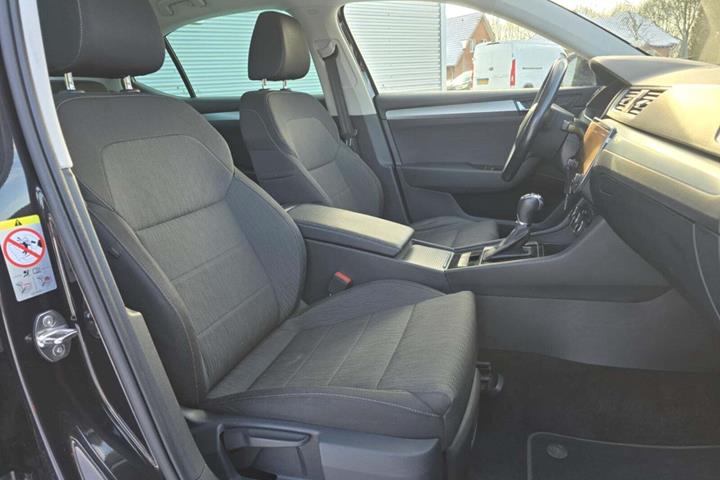 Sort Skoda Superb fra 2018