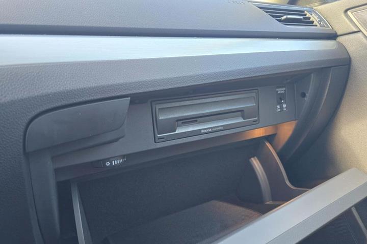 Sort Skoda Superb fra 2018