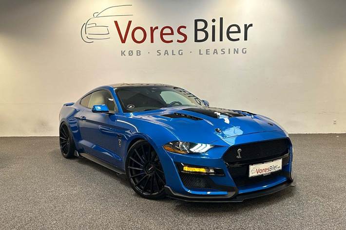 Blå Ford Mustang fra 2021 set udefra