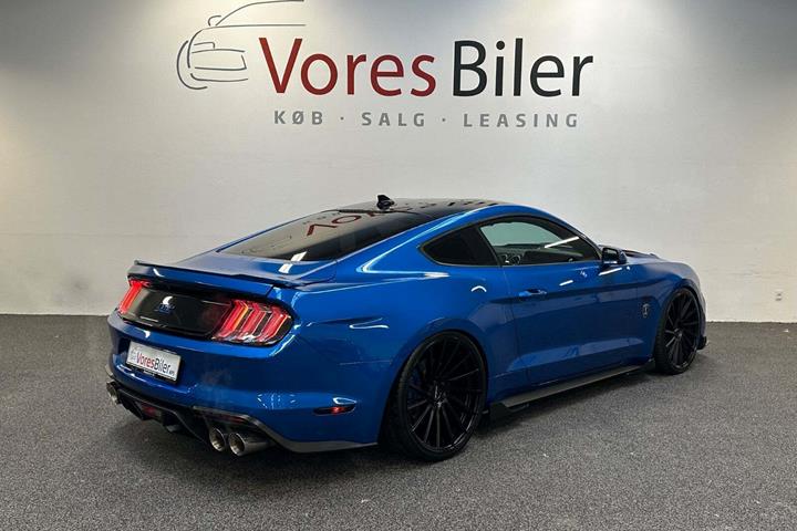 Blå Ford Mustang fra 2021