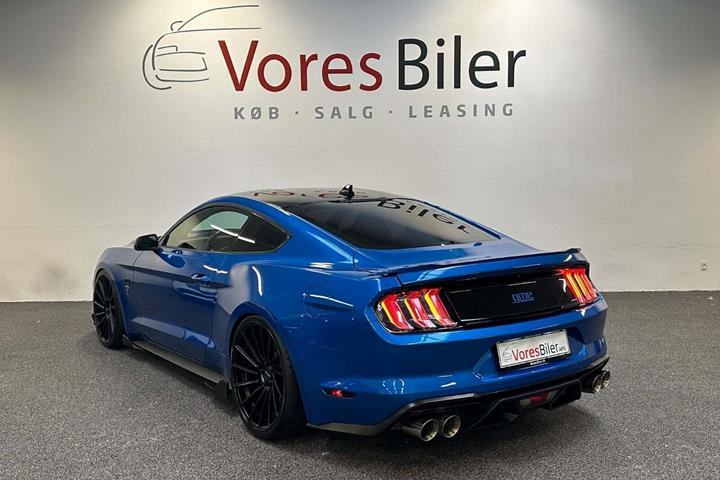 Blå Ford Mustang fra 2021
