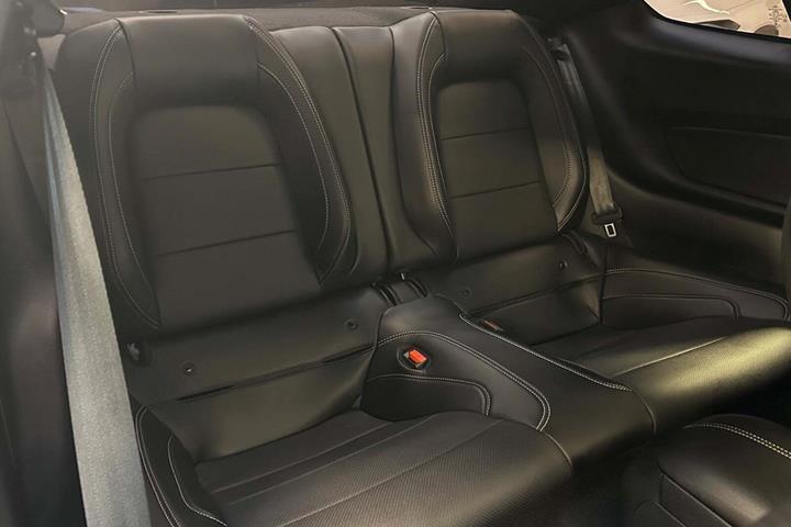 Blå Ford Mustang fra 2021