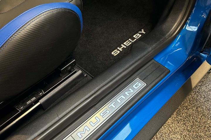 Blå Ford Mustang fra 2021