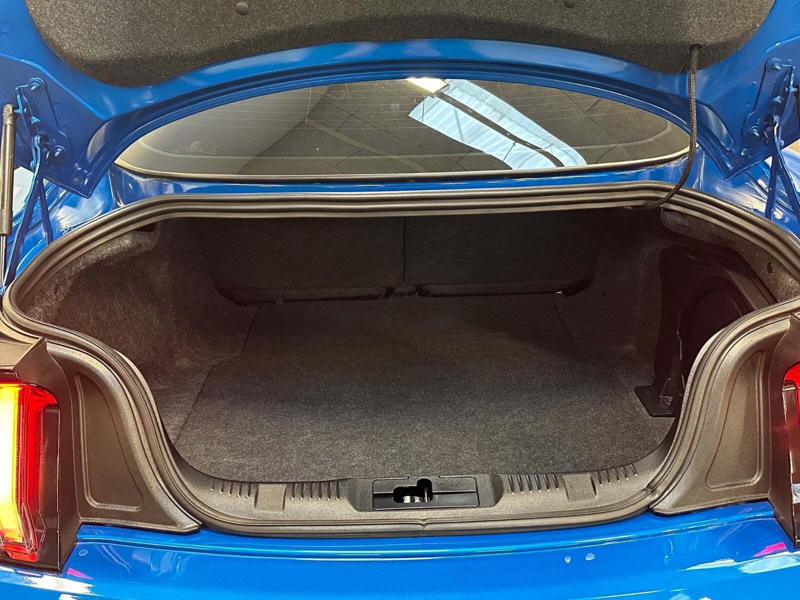 Blå Ford Mustang fra 2021