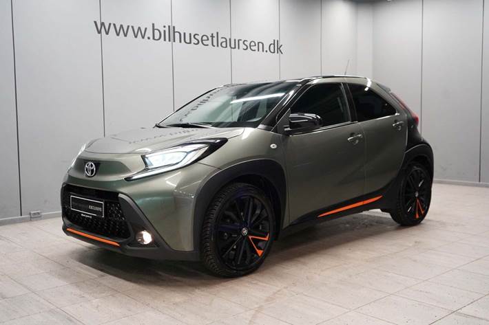 Sort Toyota Aygo X fra 2022 set udefra