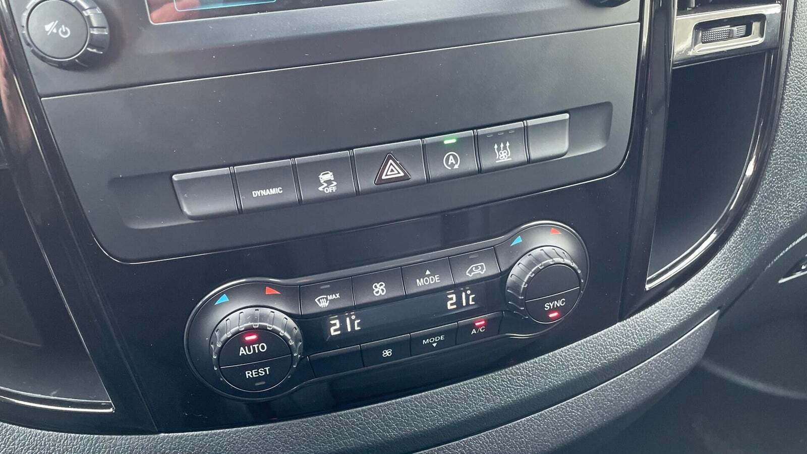 Sølv Mercedes Vito 116 fra 2023