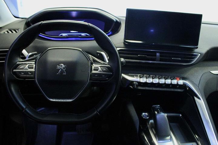Grå Peugeot 3008 fra 2020