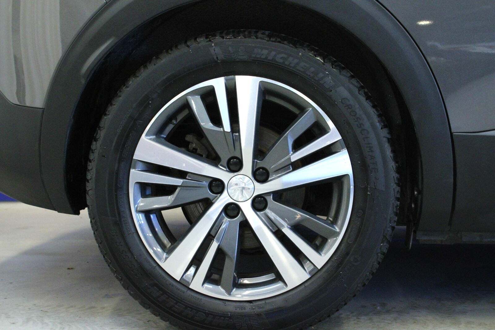 Grå Peugeot 3008 fra 2020