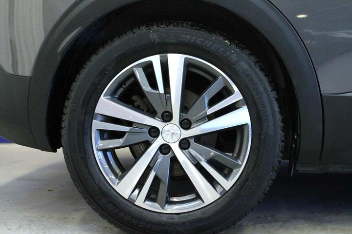 Grå Peugeot 3008 fra 2020