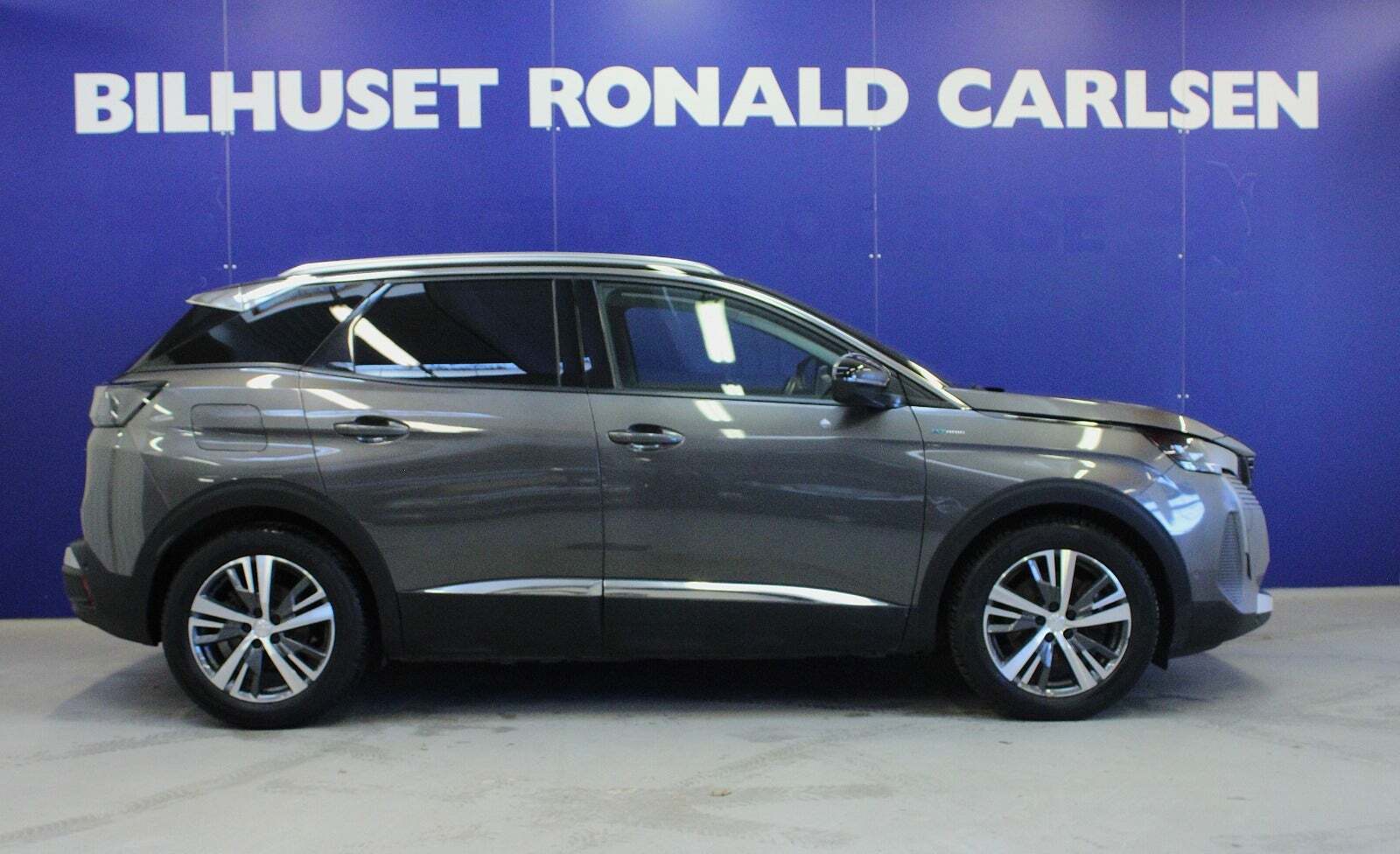 Grå Peugeot 3008 fra 2020
