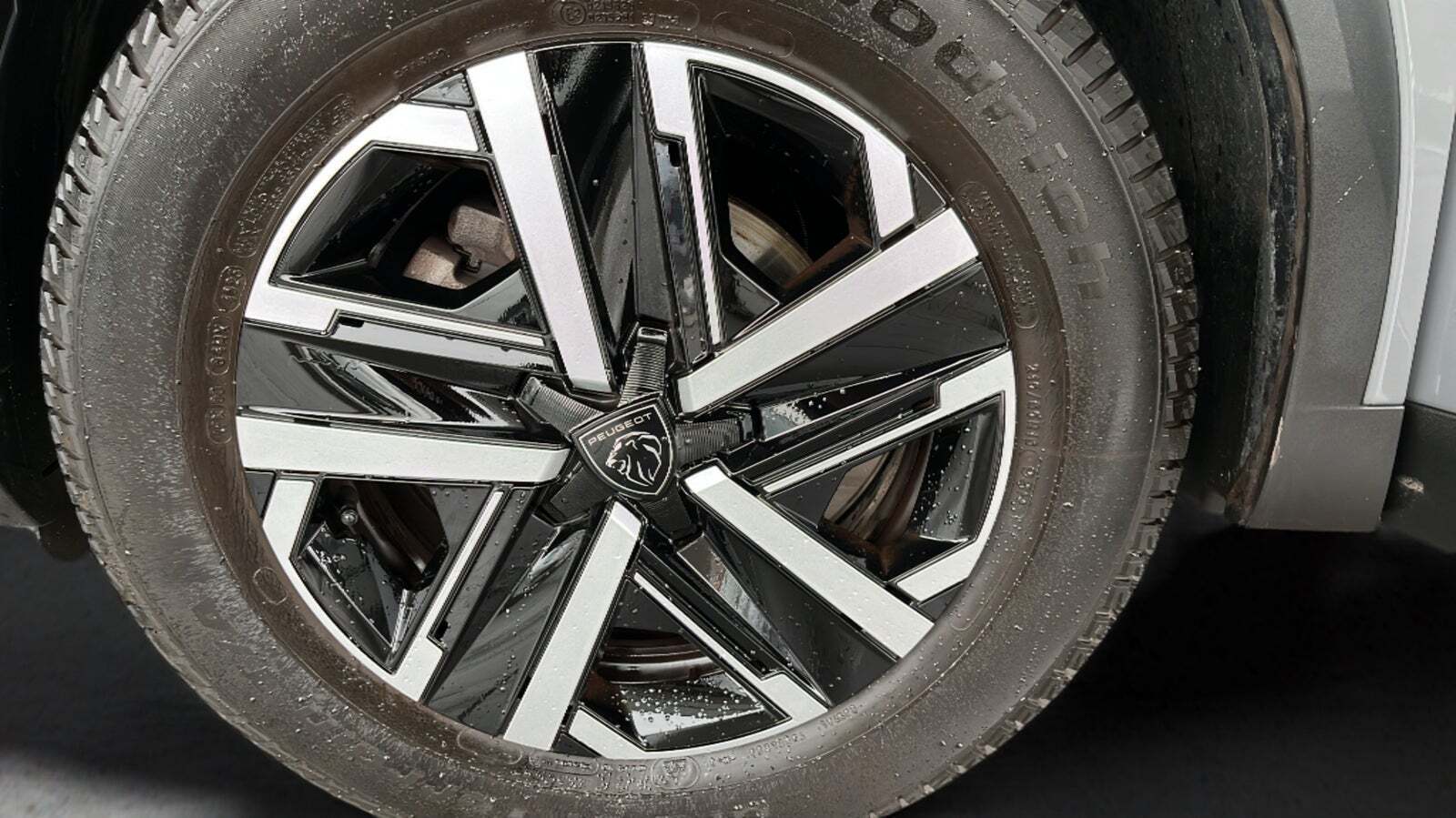 Grå Peugeot 2008 fra 2023