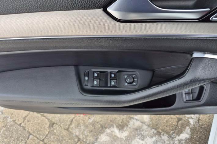 Hvid VW Passat fra 2016