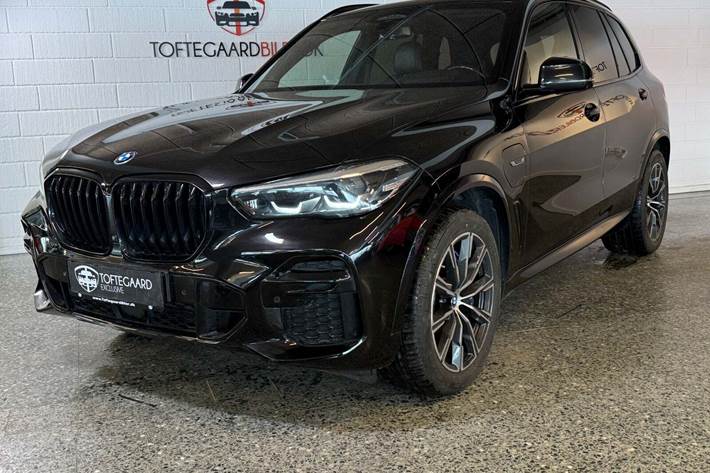 Sort BMW X5 fra 2022 set udefra