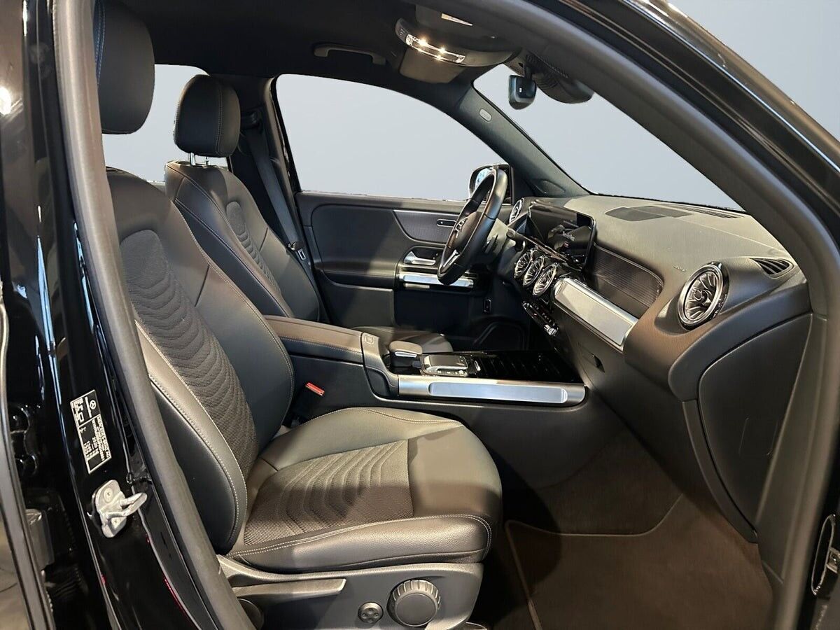 Sort Mercedes EQB250 fra 2023