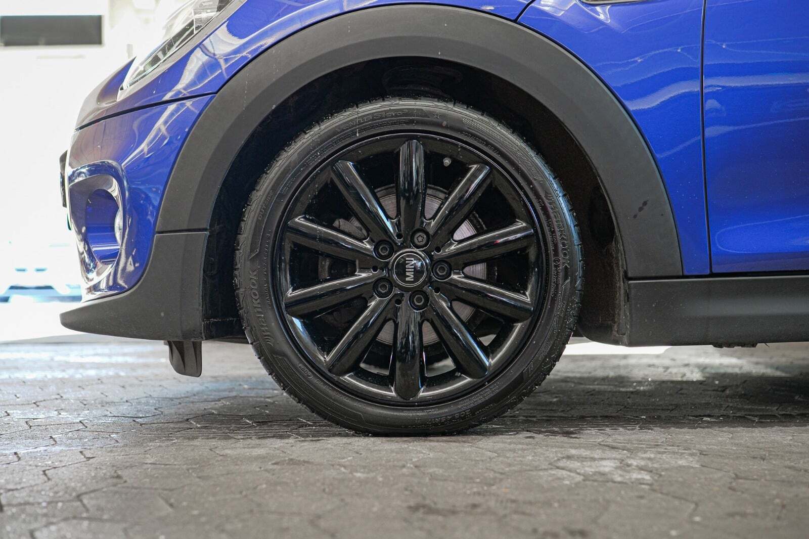 Blå Mini Cooper fra 2019